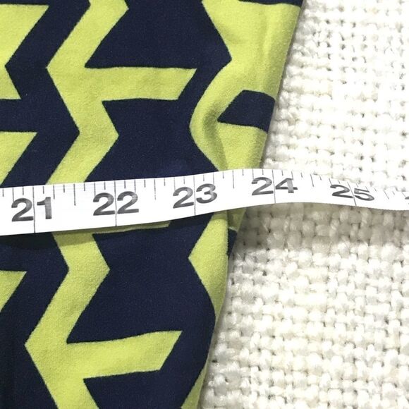 LuLaRoe Green & Navy Blue Zigzag Tunic Top NWOT - Picture 3 of 6